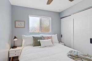 Ένα ή περισσότερα κρεβάτια σε δωμάτιο στο Pet Friendly Guesthouse in Central Tucson