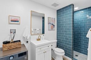 Ένα μπάνιο στο Pet Friendly Guesthouse in Central Tucson