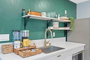 Η κουζίνα ή μικρή κουζίνα στο Pet Friendly Guesthouse in Central Tucson