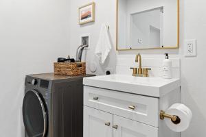 Ένα μπάνιο στο Pet Friendly Guesthouse in Central Tucson