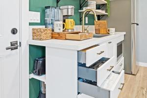 Η κουζίνα ή μικρή κουζίνα στο Pet Friendly Guesthouse in Central Tucson +8 φωτογραφίες