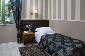 A bed or beds in a room at Hotel Redebora