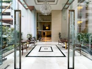 vestíbulo de un edificio con lámpara de araña en 300m BTS l Large 110 sqm l Pool and Sauna, en Makkasan 45 fotos más