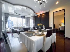 Un comedor y una sala de estar con mesa y sillas. en 300m BTS l Large 110 sqm l Pool and Sauna, en Makkasan