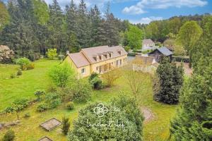 an aerial view of a large house in a field at Évasion Privée au Mans - Gîte Champêtre & Équestre in Guémardières
