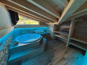 a large bathroom with a tub in the middle at Il giardino dei larici in Selvino
