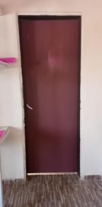 een bruine deur in een kamer met een plank bij Los patos in Capilla del Monte