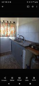 een keuken met een spoelbak en een aanrechtblad bij Los patos in Capilla del Monte