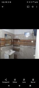 een badkamer met een wastafel en een spiegel bij Los patos in Capilla del Monte