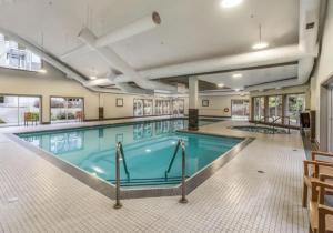 a large swimming pool in a building at Oceanside Getaway in Nanoose Bay