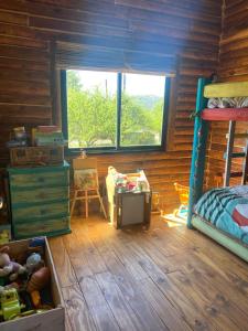 ein Schlafzimmer mit Etagenbett und Fenster in der Unterkunft Cabaña frente al lago in La Estancia