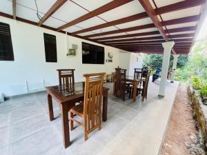 TV a/nebo společenská místnost v ubytování Alice House Hiriketiya