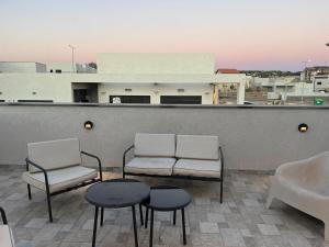 two chairs and a table on a roof at צימר בלב הגולן קצרין in Qasrîne