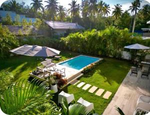 een luchtzicht op een achtertuin met een zwembad bij Portillo Villa Loft 7BR in El Limón