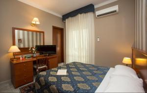 A bed or beds in a room at Hotel Redebora