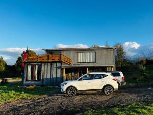 巴拉斯港Casa con vista a los volcanes y Lago Llanquihue的停在房子前面的白色汽车