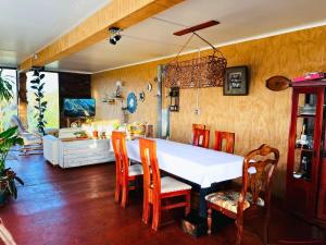巴拉斯港Casa con vista a los volcanes y Lago Llanquihue的一间有白色桌子和椅子的餐厅 更多8张照片
