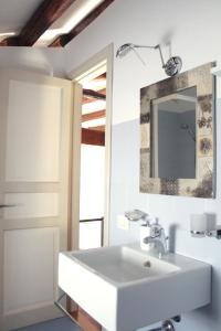 Kúpeľňa v ubytovaní Speciale Apartment + 36 fotografií