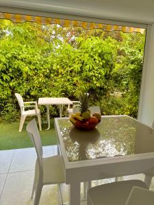 Résidence Oncle Sam في لو جوسيير: طاولة وكراسي عليها صحن فاكهة