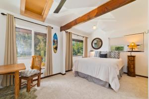 Giường trong phòng chung tại Lua Hoana Place by SkyRun Kona Coast +33 ảnh