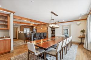 - une salle à manger et une cuisine avec une table et des chaises en bois dans l'établissement Trapp Alpine Chalet, à Stowe Fork 48 autres photos