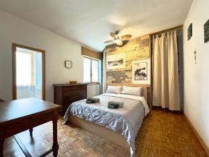 a bedroom with a bed and a ceiling fan at Parcheggio Privato - 5 minuti dal Lago di Varese in Varese