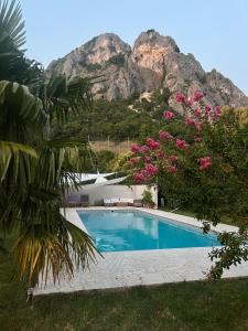 Beauregard-BaretMaison avec vue sur le Vercors的以山为背景的游泳池 更多35张照片