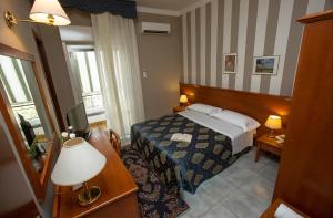A bed or beds in a room at Hotel Redebora