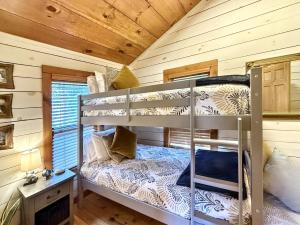 a bedroom with two bunk beds in a cabin at 1930's Highlands Hideaway in Highlands