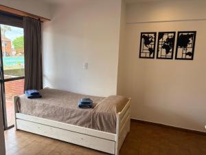 Un dormitorio con una cama con dos toallas encima. en Rincon del Oceano, en Santa Teresita