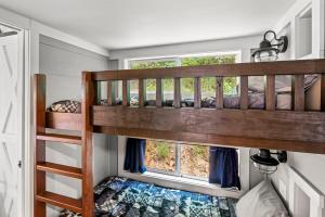 Μία ή περισσότερες κουκέτες σε δωμάτιο στο Crescent Moon Hygge Tiny Home by Dollywood, Hot Tub 3PM Check in