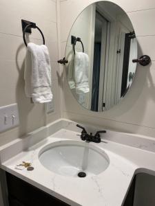 Ένα μπάνιο στο Crescent Moon Hygge Tiny Home by Dollywood, Hot Tub 3PM Check in +12 φωτογραφίες