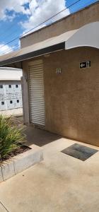 ein Gebäude mit Garagentor und Parkplatz in der Unterkunft Unilife - AP BEM LOCALIZADO in Anápolis