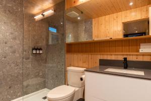 ein Badezimmer mit Toilette, Dusche und Waschbecken in der Unterkunft Mackenzie Beach Resort in Tofino + 36 Fotos