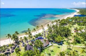 an aerial view of the beach at the resort at Studio lindíssimo Vila do Lago- 900m da vila in Praia do Forte