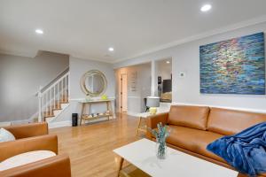 Prostor za sedenje u objektu Great for Gatherings! Charming Woodbridge Duplex