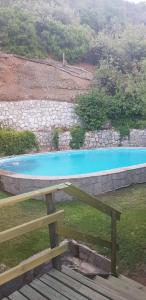 a picnic table next to a swimming pool at Luna del maipo in El Ingenio