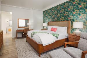 En eller flere senge i et værelse på Tommy Bahama Miramonte Resort & Spa