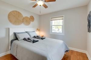 Krevet ili kreveti u jedinici u okviru objekta Great for Gatherings! Charming Woodbridge Duplex