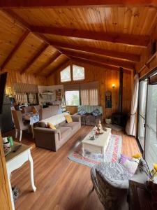 a living room with a couch and a table at Luna del maipo in El Ingenio
