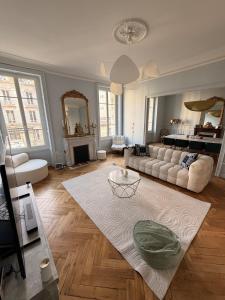 een woonkamer met een bank en een tafel bij Large beautiful Apartment in the heart of Aurillac in Aurillac
