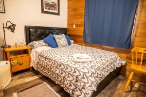 Ένα ή περισσότερα κρεβάτια σε δωμάτιο στο 3 Bedroom Gardenside Downtown Home