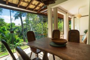 a dining room with a table and chairs at Casas Divino in Cayru
