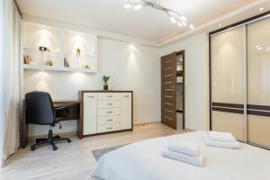 - une chambre avec un bureau, un lit et une chaise dans l'établissement Urban Chic - One Bedroom Apartment -Luxury Warsaw Stays - Grzybowska 5, à Varsovie