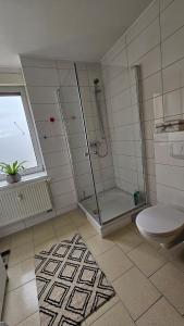 un baño con ducha y WC en Gemütliche zwei Zimmer Wohnung am Rhein, en Weißenthurm 7 fotos más