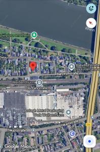 un mapa de una ciudad con un marcador rojo en Gemütliche zwei Zimmer Wohnung am Rhein, en Weißenthurm