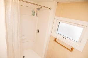 Ένα μπάνιο στο 3 Bedroom Gardenside Downtown Home +18 φωτογραφίες