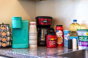 una encimera con una cafetera y otros alimentos en Mins from the UofA & Downtown 4BR 2BA Entire Home, en Tucson