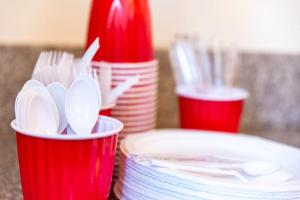 un grupo de vasos rojos llenos de platos y utensilios en Mins from the UofA & Downtown 4BR 2BA Entire Home, en Tucson