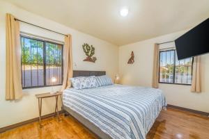 Un dormitorio con una cama y dos ventanas en Mins from the UofA & Downtown 4BR 2BA Entire Home, en Tucson 29 fotos más